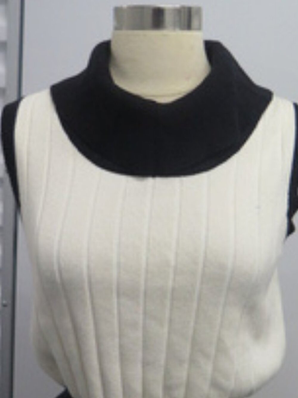 Clifford & Wills Women (L) Cream Black Sleeveless Cowl Neck Ribbed Sweater Vest